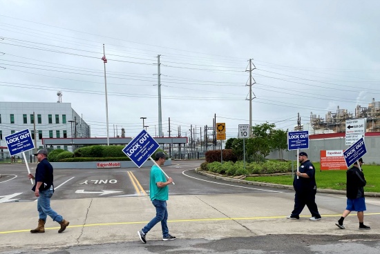 德克薩斯煉油廠工人對(duì)?？松梨诤贤岚高M(jìn)行投票