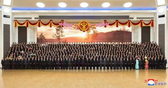 金正恩和&ldquo;火星-17&rdquo;型洲際彈道導(dǎo)彈工作人員合影