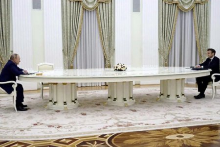 法國總統(tǒng)訪問俄羅斯拒絕新冠病毒檢測被迫與普京保