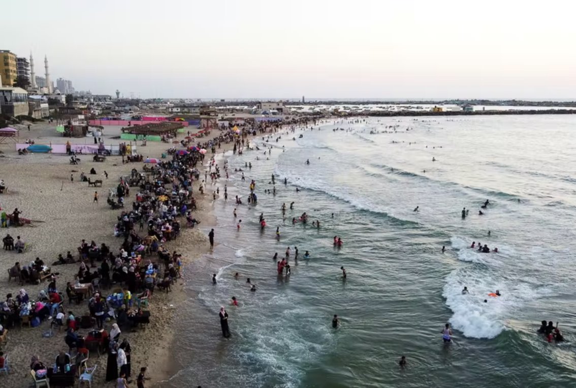 加沙人享受干凈的海水