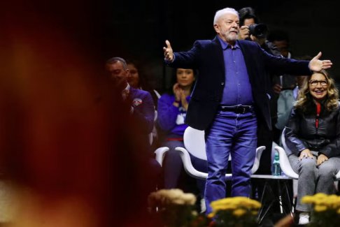 巴西首輪投票之前 盧拉略微領(lǐng)先博爾索納羅