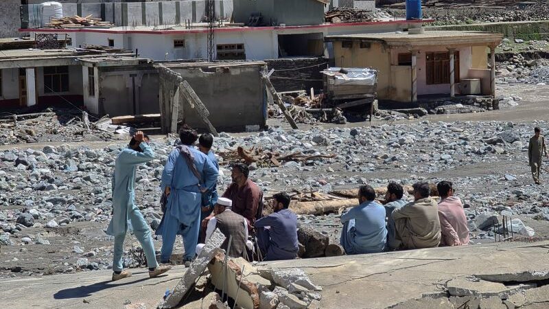 巴基斯坦斯瓦特谷的卡拉姆村檢查洪水造成的房屋受損