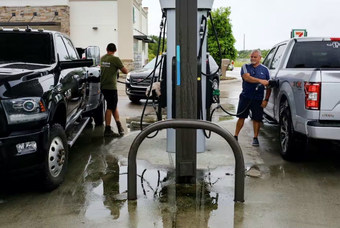 拜登與佛羅里達州州長德桑蒂斯談論颶風伊恩