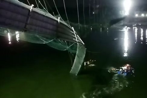 印度吊橋坍塌已致141人遇難