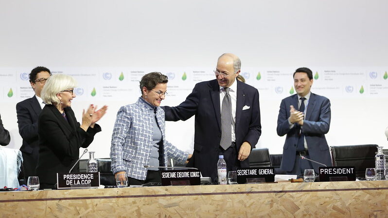 2015年通過《巴黎協(xié)定》