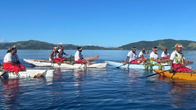 一支獨(dú)木舟船隊(duì)在斐濟(jì)基奧島迎接游客