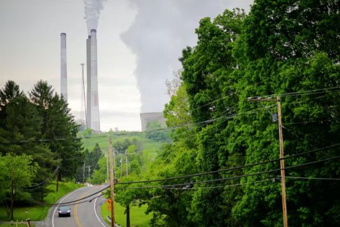 拜登評(píng)論曼欽在美國(guó)中期選舉前抨擊燃煤電廠