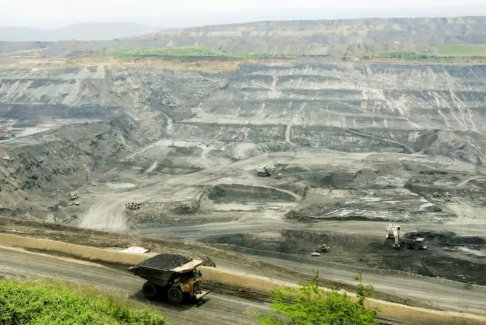 工人阻止哥倫比亞煤礦公司Cerrejon的鐵路進(jìn)入出口設(shè)