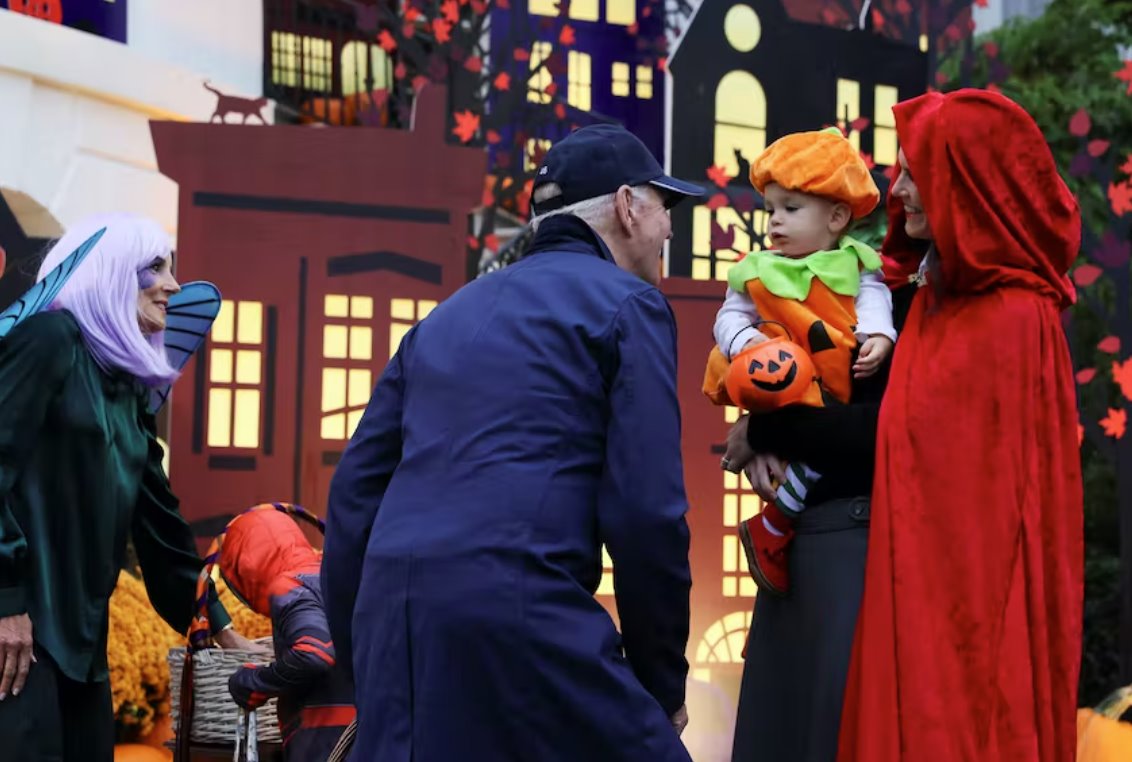 拜登夫婦在白宮慶祝他們的第一個(gè)萬圣節(jié)