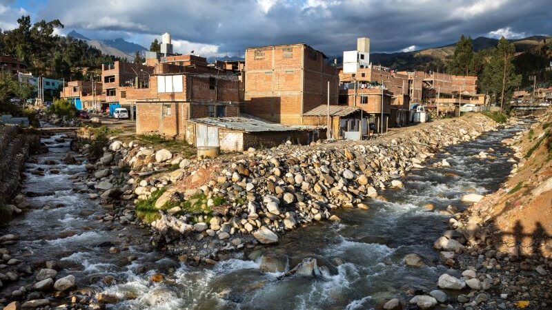 科迪勒拉布蘭卡山脈的兩條河流的交匯處，秘魯農(nóng)民的家受到冰川融化的威脅