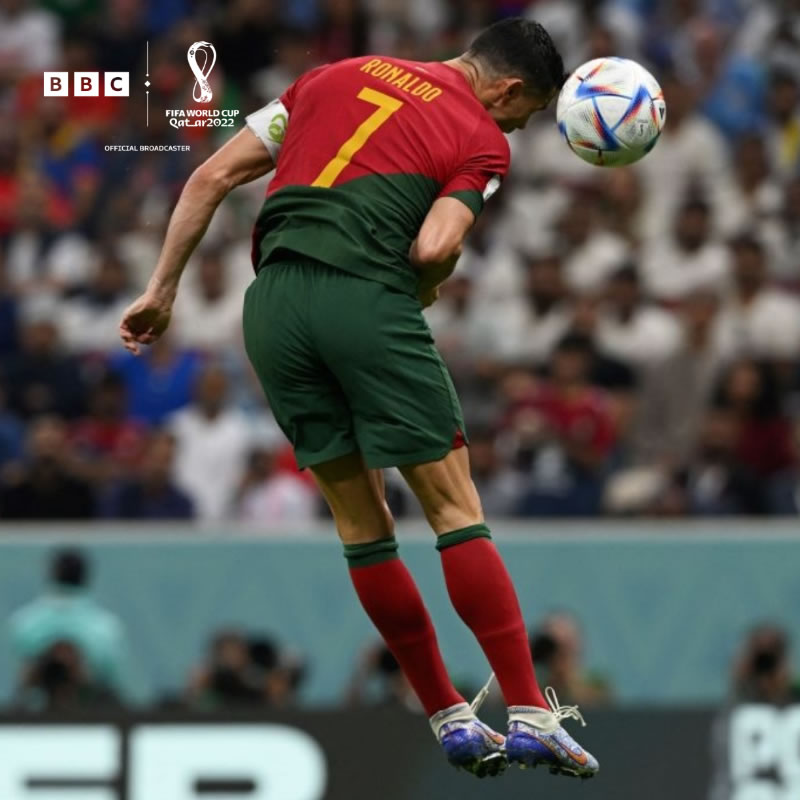 C羅碰到球了嗎 葡萄牙2-0烏拉圭第一個(gè)進(jìn)球C羅沒頂?shù)角? /></p>
<p>2022年11月29日凌晨，卡塔爾世界杯小組賽H組第2輪，葡萄牙2-0烏拉圭，對于比賽第54分鐘的進(jìn)球，球迷在爭論C羅碰到球了嗎？進(jìn)球后，C羅沒有做標(biāo)志慶祝動(dòng)作，顯然他知道自己沒頂?shù)角颉?/p>
<p>這個(gè)爭論來源于進(jìn)球后FIFA官網(wǎng)&官推最初稱是C羅進(jìn)球，不過，幾分鐘后，改成費(fèi)爾南德斯。</p>
<p>支持C羅的球迷表示，當(dāng)時(shí)進(jìn)球后，C羅沒有做他的標(biāo)志慶祝動(dòng)作，而是跑過去擁抱費(fèi)爾南德斯，從這個(gè)細(xì)節(jié)說明，C羅并沒有爭攻。當(dāng)然，現(xiàn)代技術(shù)應(yīng)用到足球比賽以后，球場上發(fā)生的任何細(xì)節(jié)都會被高速攝像機(jī)捕捉，C羅碰到球了沒有我們爭論沒什么意義，這是FIFA官方的失誤。</p>
<p>本場比賽費(fèi)爾南德斯打進(jìn)2球，幫助葡萄牙2-0烏拉圭取勝，提前小組出線，他賽后接受了媒體的采訪時(shí)表示：&ldquo;我們之所以能有這樣的成績，是因?yàn)槲覀冋麄€(gè)團(tuán)隊(duì)的團(tuán)結(jié)和互助。&rdquo;</p>
<p>對于第一球到底是誰進(jìn)的，他說：&ldquo;我慶祝時(shí)就當(dāng)成那是C羅的進(jìn)球，我就是朝著他傳的。但是結(jié)果都是一樣的。通常來講，對于前鋒來說進(jìn)球更重要，但更重要的是我們達(dá)成了目標(biāo)。&rdquo;</p>
<p>不管C羅有沒有碰到球，這個(gè)球進(jìn)了，足球是一個(gè)團(tuán)隊(duì)運(yùn)動(dòng)，沒有葡萄牙隊(duì)全隊(duì)配合，就沒有這樣的勝利，單說這個(gè)進(jìn)球，如果沒有C羅和費(fèi)爾南德斯在進(jìn)攻中的配合，就不會有這個(gè)進(jìn)球。</p>
<p>最終葡萄牙2-0烏拉圭，提前一輪晉級16強(qiáng)，對于葡萄牙這才是最重要。&nbsp;</p>　　本文“”來源：http://www.zjjzhonglv.com/sports/2971.html，轉(zhuǎn)載必須保留網(wǎng)址。
      <div   id=