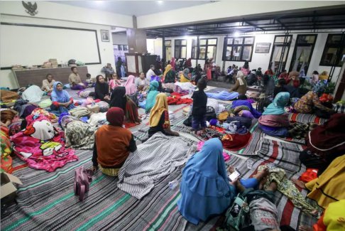 印尼塞梅魯火山噴發(fā)后 爪哇島數(shù)千人處于戒備狀態(tài)