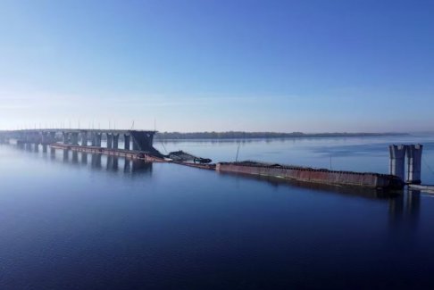 赫爾松的烏克蘭人等待親人渡過第聶伯河