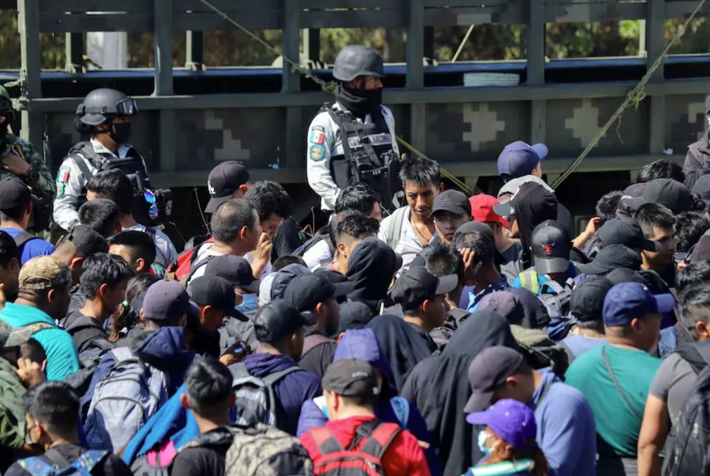 首批移民使用移動應用程序從墨西哥進入美國