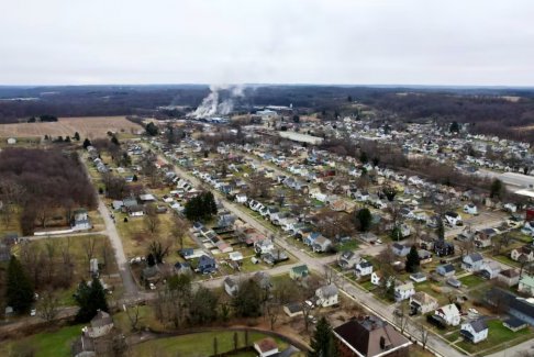 俄亥俄州火車(chē)出軌包含有毒的危險(xiǎn)化學(xué)品泄露