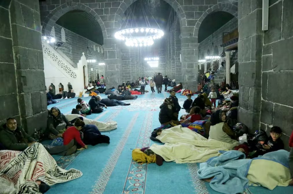 土耳其總統(tǒng)埃爾多安視察地震重災(zāi)區(qū)