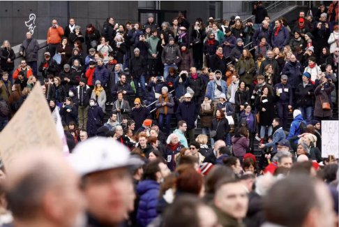 法國參議院通過了馬克龍的養(yǎng)老金改革方案