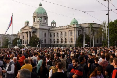 貝爾格萊德數(shù)萬人聚集抗議大規(guī)模槍擊事件