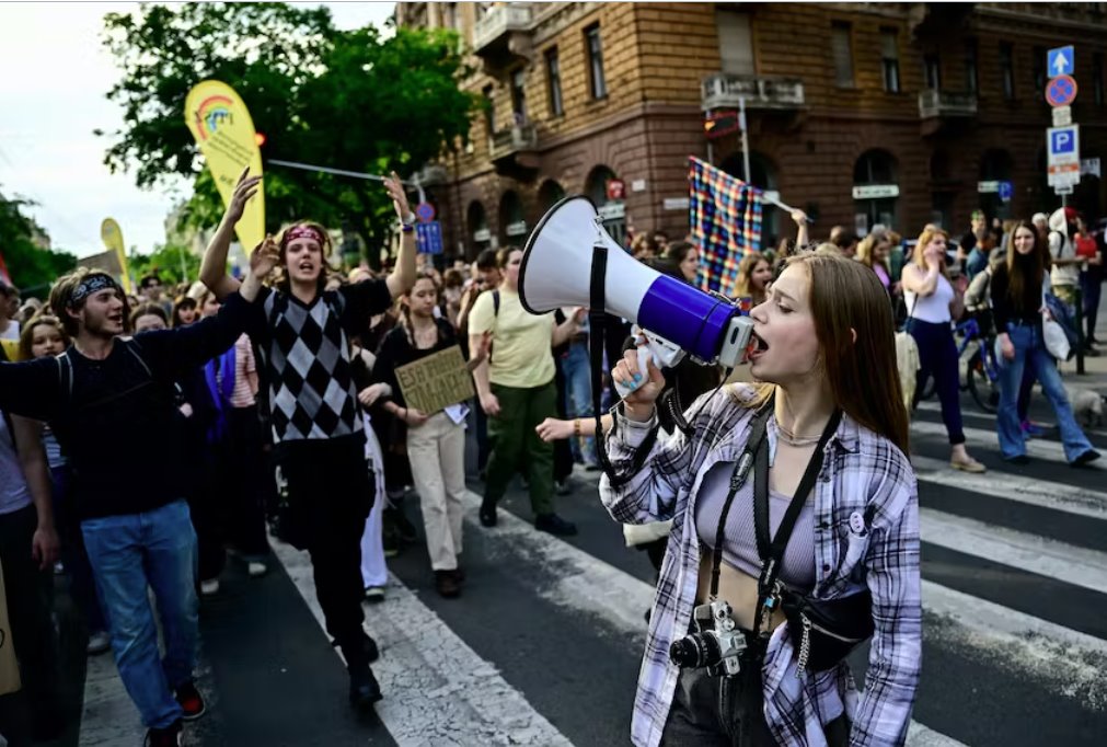 匈牙利人抗議新教師法和警察暴力