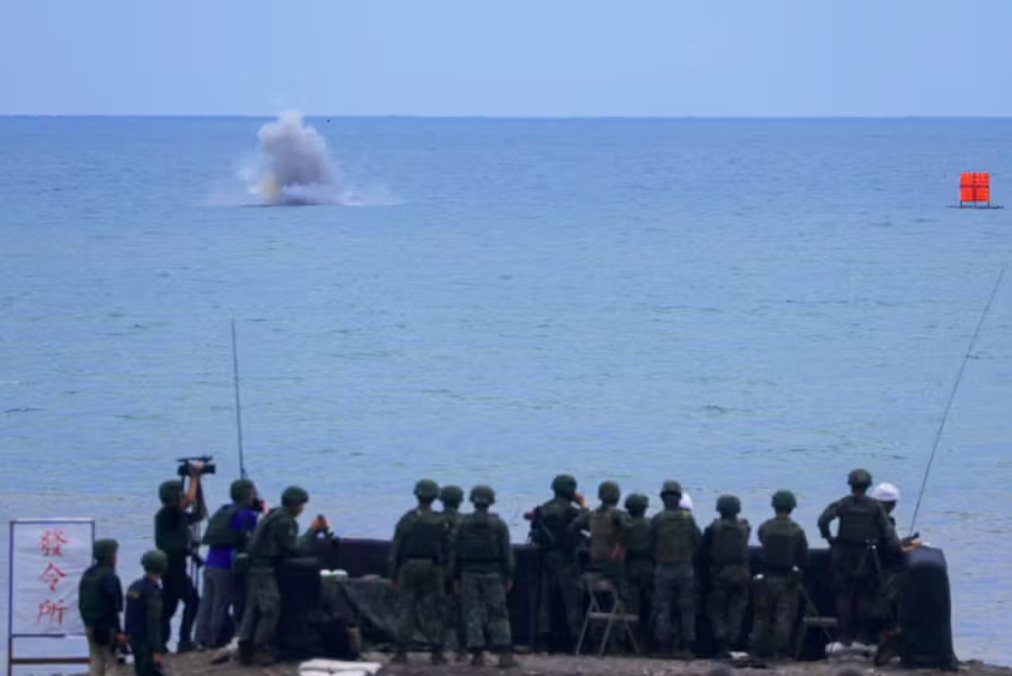 臺軍在南部戰(zhàn)略海岸舉行實彈演習像&ldquo;魚炮&rdquo;
