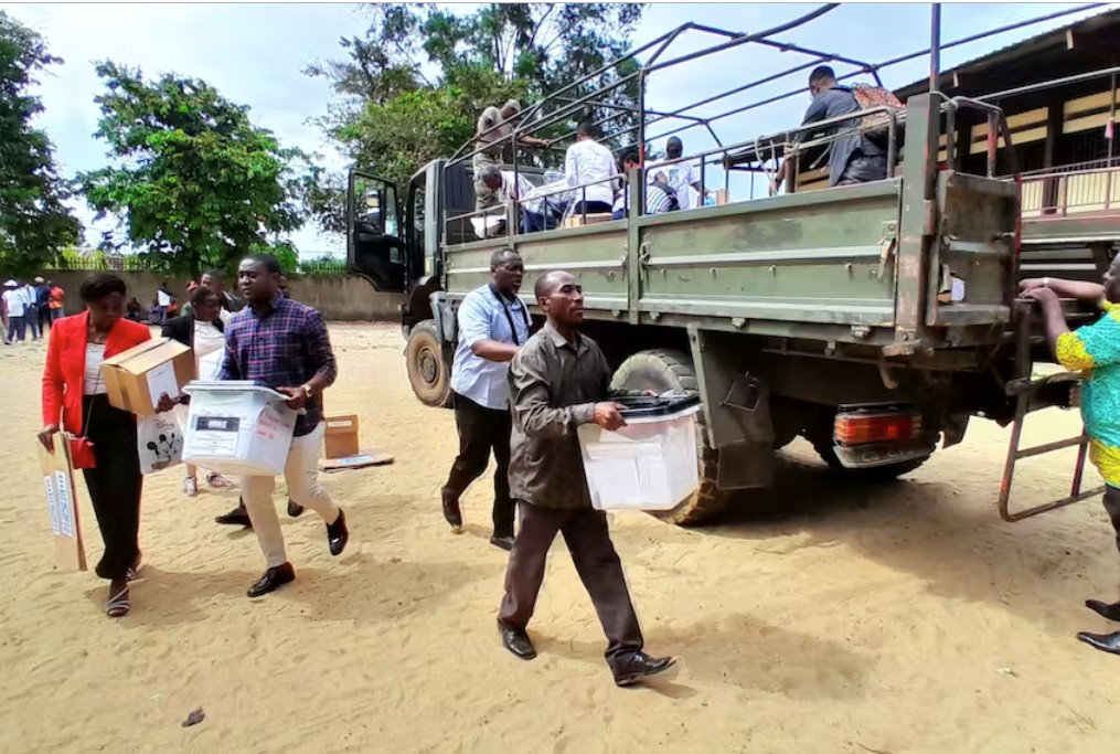 加蓬總統(tǒng)宣布投票獲勝后 軍官宣布政變
