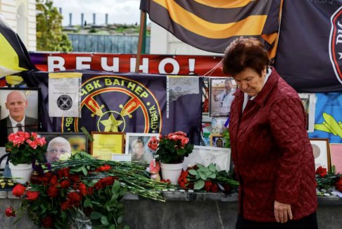 哀悼者歡呼死去的俄羅斯雇傭兵普里戈任為人民英雄