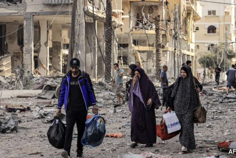 隨著巴以戰(zhàn)爭升級 巴勒斯坦人離開加沙城的卡拉馬街