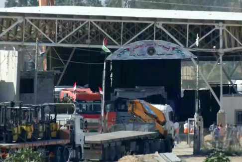 運(yùn)送醫(yī)療用品和食品救援物資的卡車進(jìn)入加沙