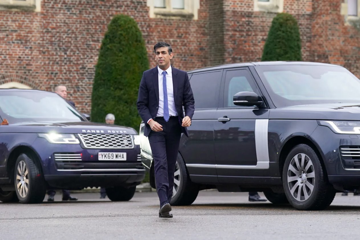 英國首相里希&middot;蘇納克(RishiSunak)于2023年11月27日抵達英國薩里東莫爾西漢普頓宮舉行的全球投資峰會。