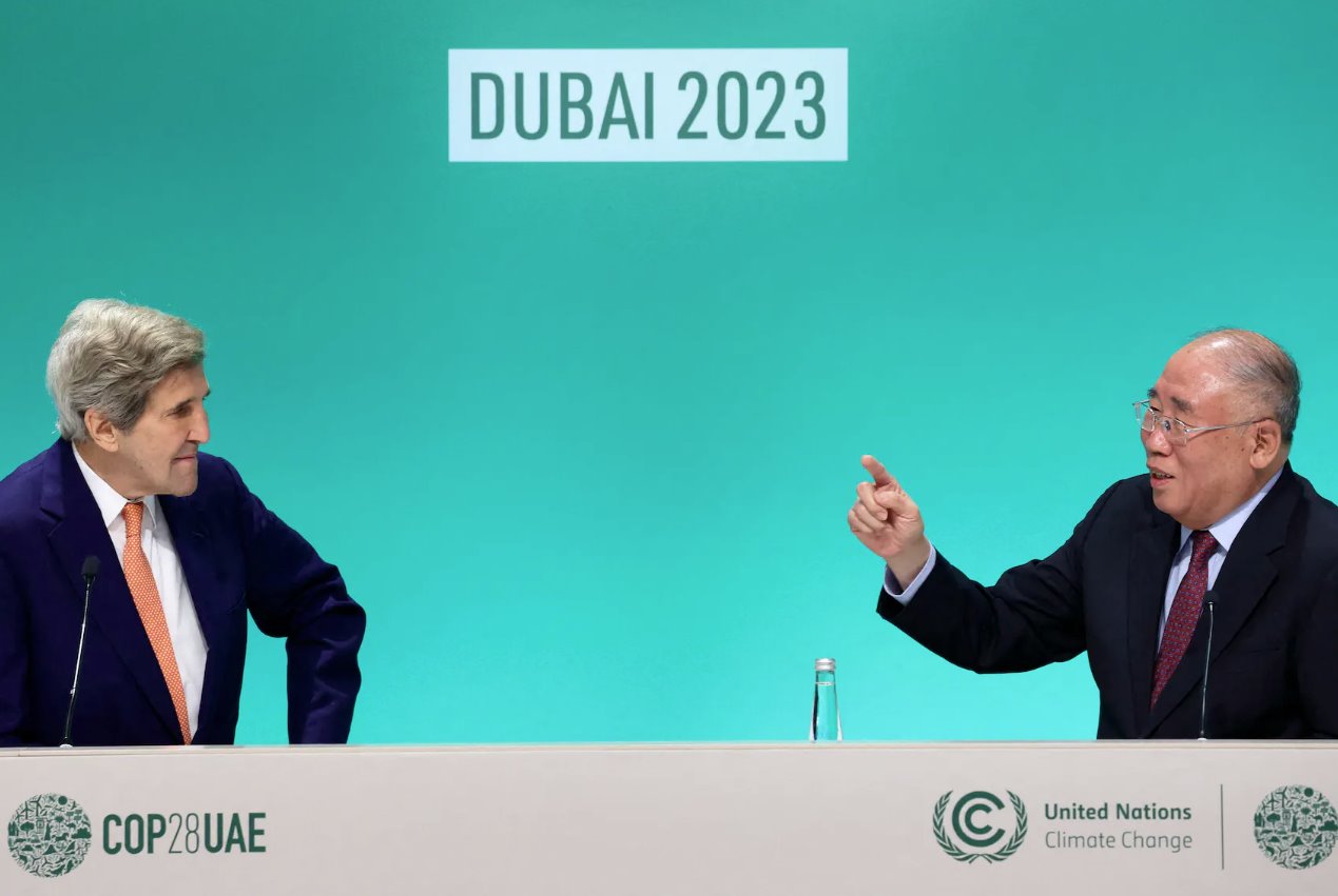 2023年12月13日，在迪拜聯(lián)合國氣候變化大會COP28上，美國氣候特使約翰&middot;克里和中國氣候特使解振華在談判協(xié)議草案發(fā)布后出席新聞發(fā)布會。