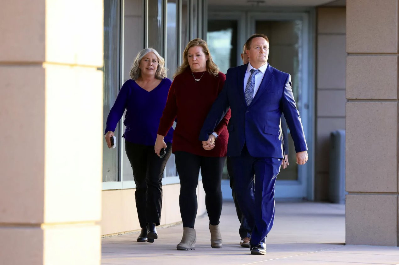 護理人員杰里米&middot;庫珀 (Jeremy Cooper) 離開亞當斯縣地方法院，陪審團正在審理一場審判，他和另一名護理人員被指控殺害了伊利亞&middot;麥克萊恩 (Elijah McClain)。