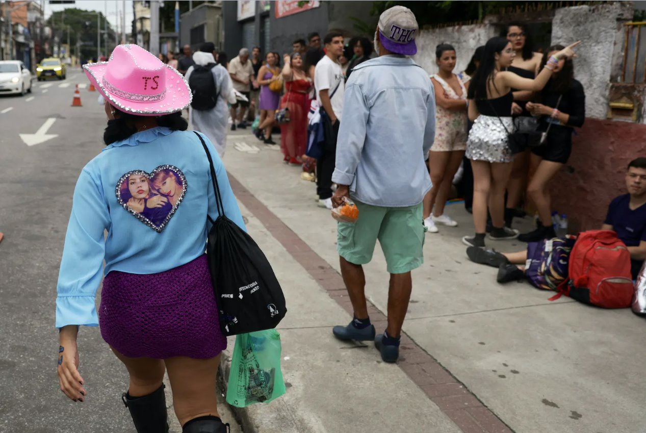 2023年11月20日，巴西里約熱內(nèi)盧，一名歌迷因首日演唱會(huì)過熱身亡，歌迷們在尼爾頓桑托斯體育場外排隊(duì)等候泰勒&middot;斯威夫特演唱會(huì)。