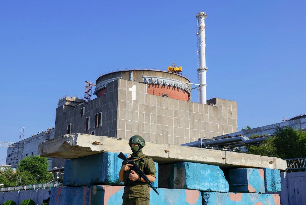 在俄羅斯控制的烏克蘭扎波羅熱地區(qū)埃內(nèi)霍達(dá)爾外，國(guó)際原子能機(jī)構(gòu)(IAEA)專(zhuān)家團(tuán)抵達(dá)之前，一名俄羅斯軍人在扎波羅熱核電站附近的檢查站站崗。