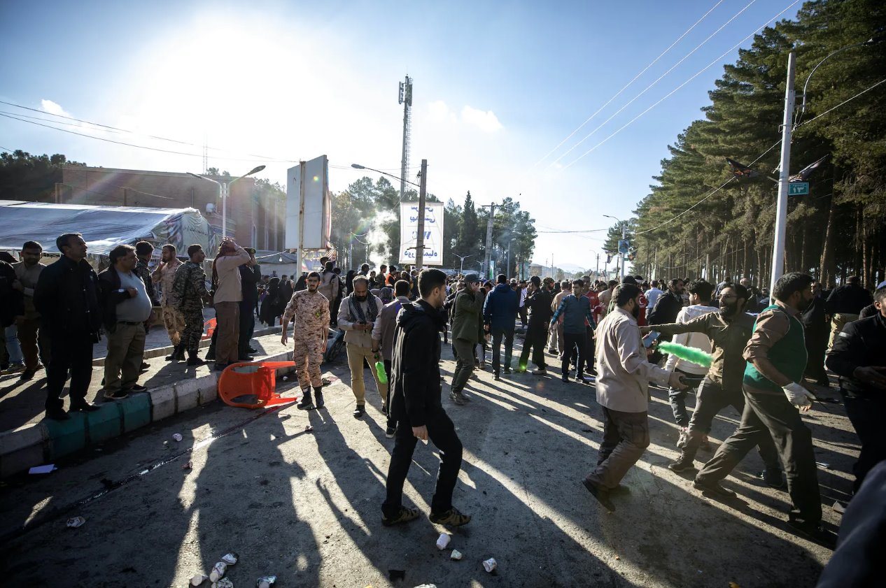 2024年1月3日，伊朗克爾曼，人們聚集在爆炸現(xiàn)場(chǎng)，紀(jì)念已故伊朗將軍卡西姆&middot;蘇萊馬尼(QassemSoleimani)的逝世。