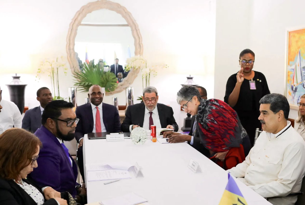 委內(nèi)瑞拉總統(tǒng)尼古拉斯&middot;馬杜羅和圭亞那總統(tǒng)伊爾法安&middot;阿里于2023年12月14日在圣文森特和格林納丁斯金斯敦會面，因邊界爭端局勢緊張。