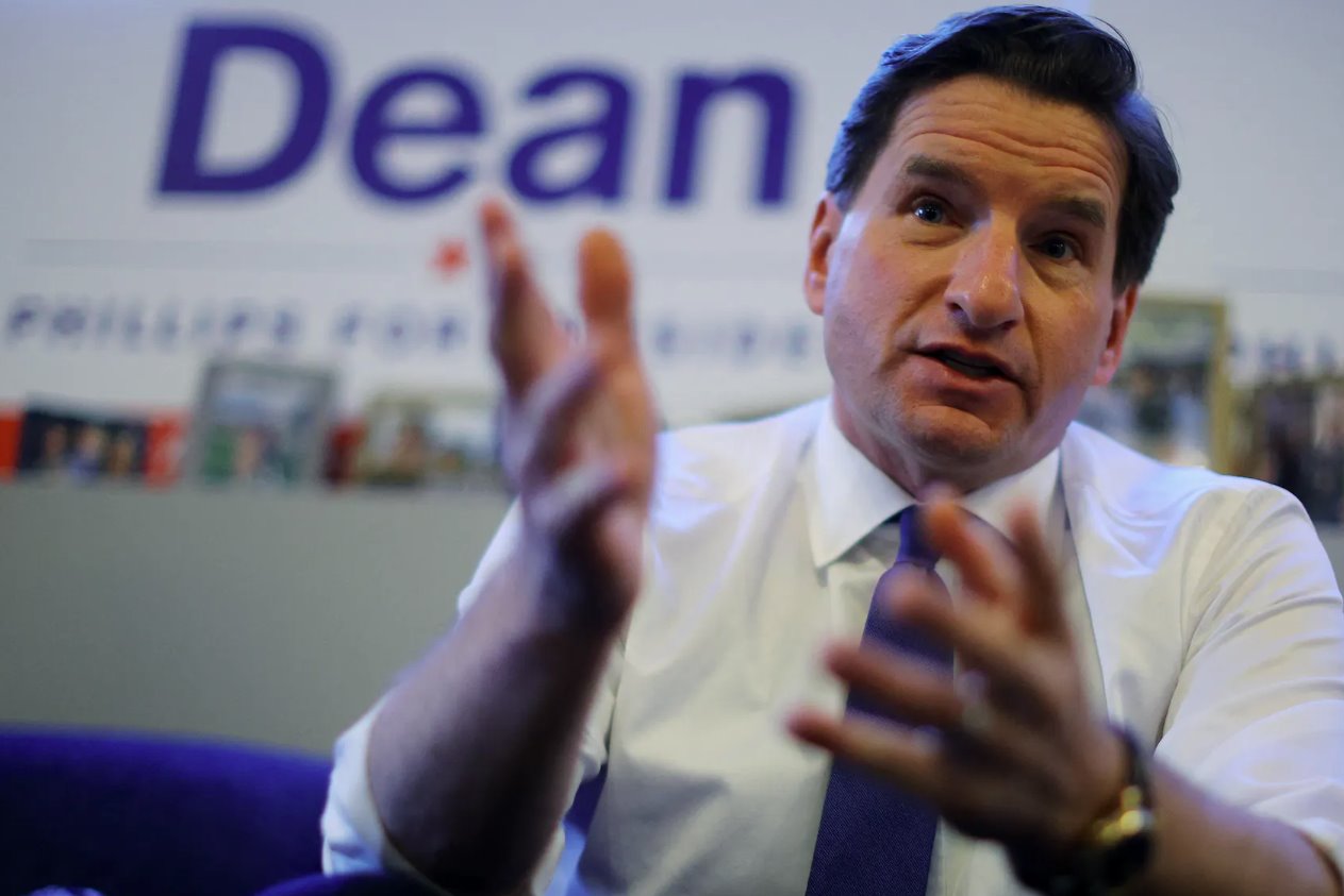 2024年1月8日，民主黨總統(tǒng)候選人美國眾議員迪恩&middot;菲利普斯(明尼蘇達(dá)州民主黨人)在其位于美國新罕布什爾州曼徹斯特的競選辦公室接受路透社采訪時回答問題。