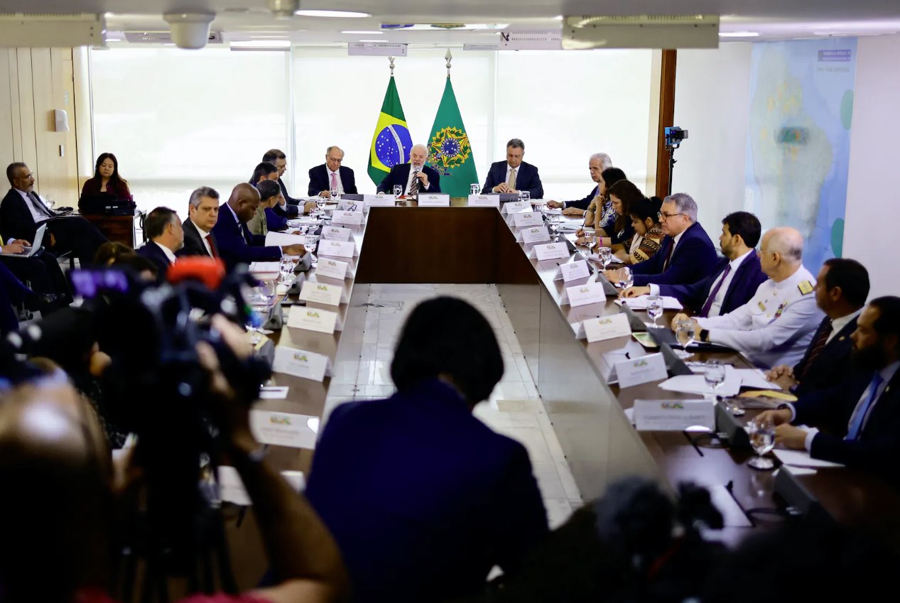 2024年1月9日，巴西巴西利亞普拉納爾托宮，巴西總統(tǒng)路易斯&middot;伊納西奧&middot;盧拉&middot;達席爾瓦在與巴西部長討論亞諾馬米人道主義危機的會議上發(fā)表講話。