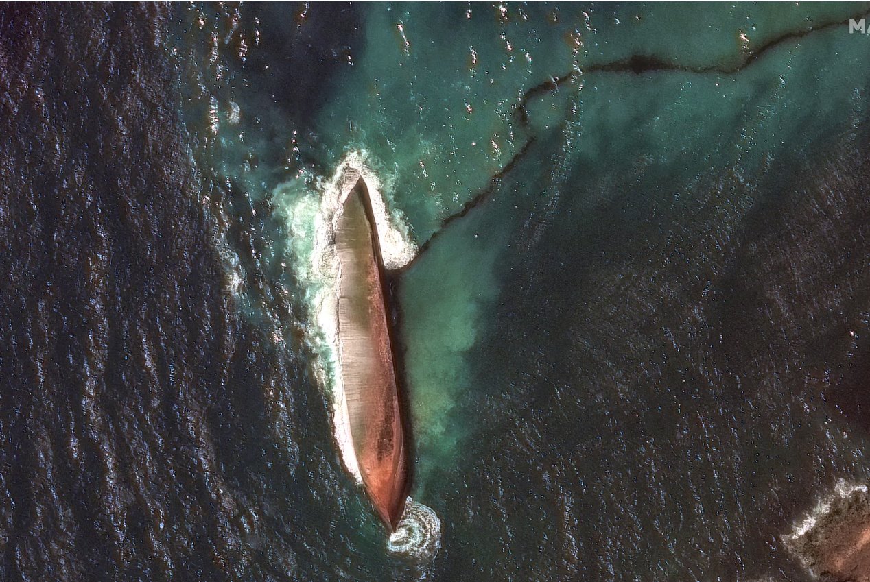 衛(wèi)星圖像顯示了2024年2月14日特立尼達和多巴哥多巴哥島海岸附近一艘傾覆駁船和漏油事件的特寫視圖。