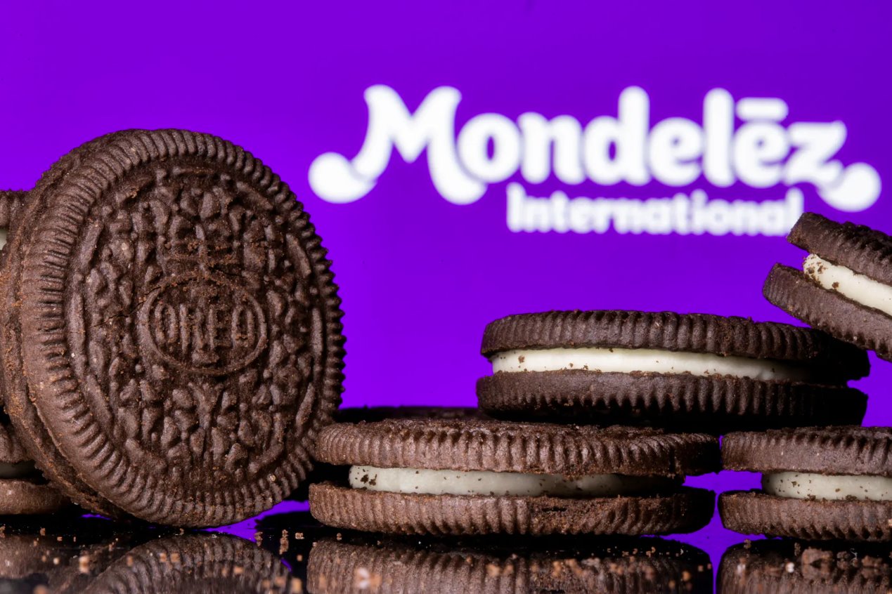 插圖照片中，奧利奧餅干展示在億滋國(guó)際標(biāo)志前。