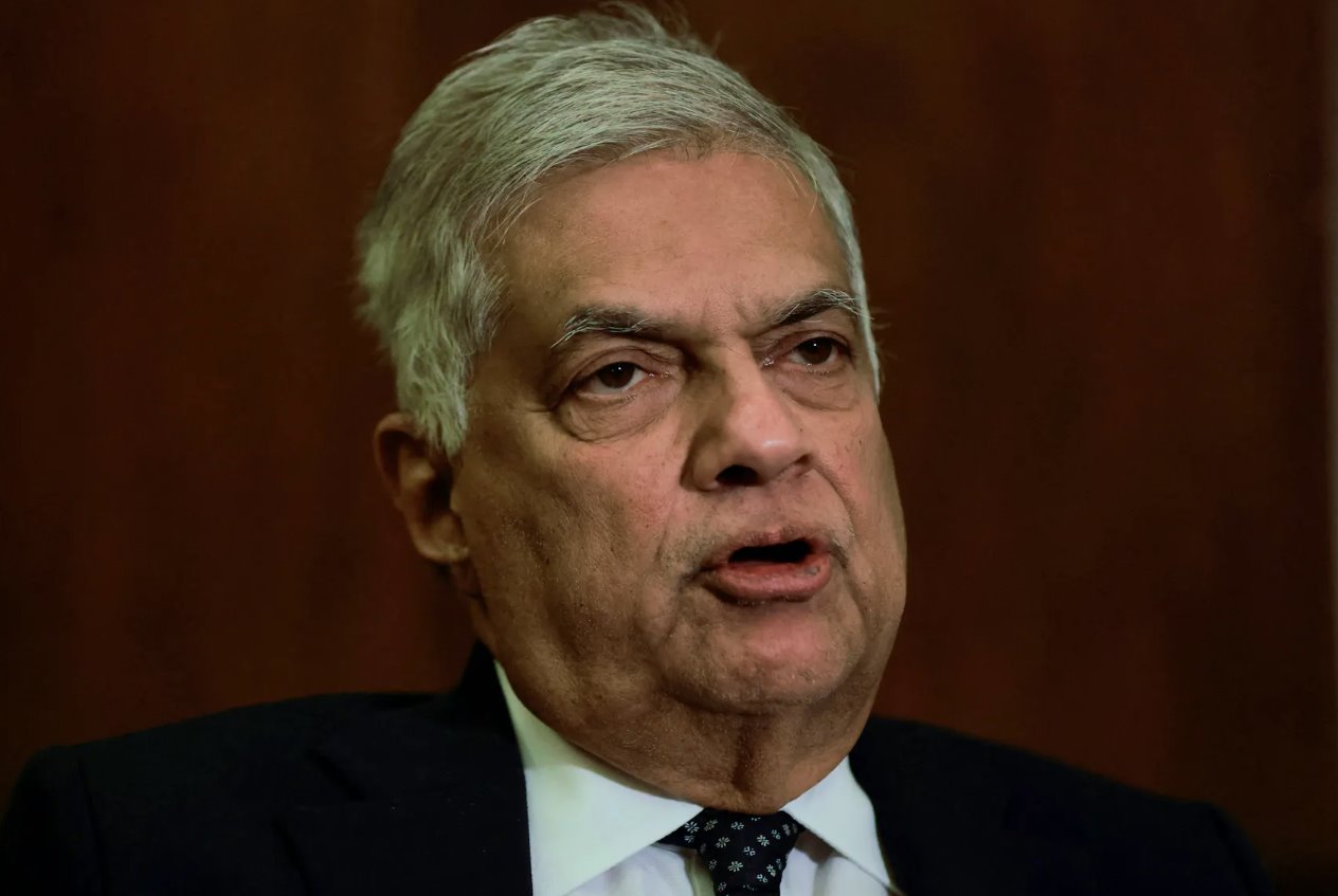 斯里蘭卡總統(tǒng)拉尼爾&middot;維克勒馬辛哈于2023年11月28日在斯里蘭卡科倫坡的辦公室接受路透社采訪(fǎng)時(shí)發(fā)表講話(huà)。