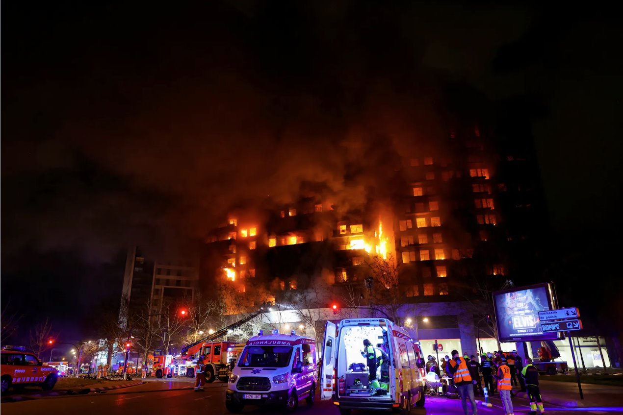 2024年2月22日，緊急服務人員在西班牙巴倫西亞公寓樓火災現(xiàn)場工作。