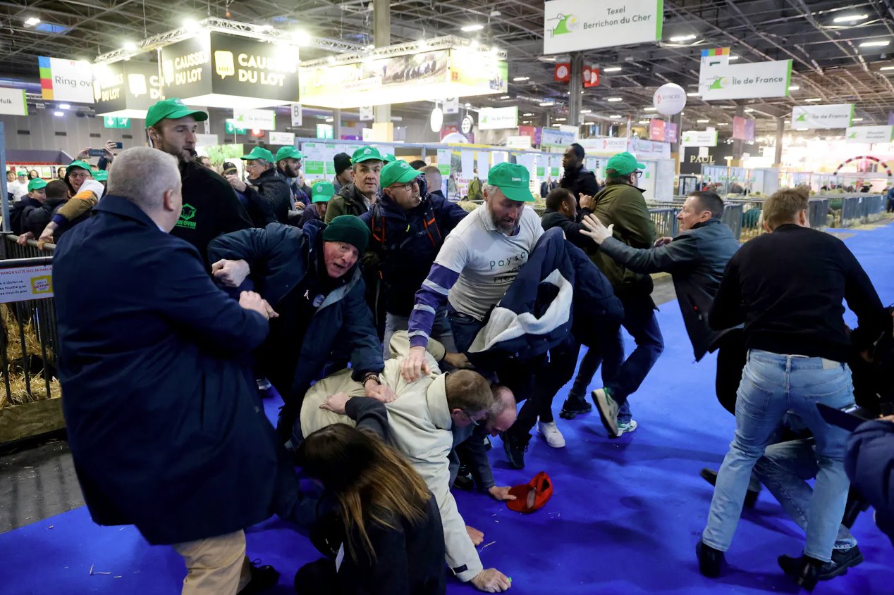 2024年2月24日，戴著FNSEA帽子的抗議者聚集在法國巴黎凡爾賽門展覽中心舉行的第60屆國際農(nóng)業(yè)博覽會(huì)(Salondel\Agriculture)開幕式上抗議。