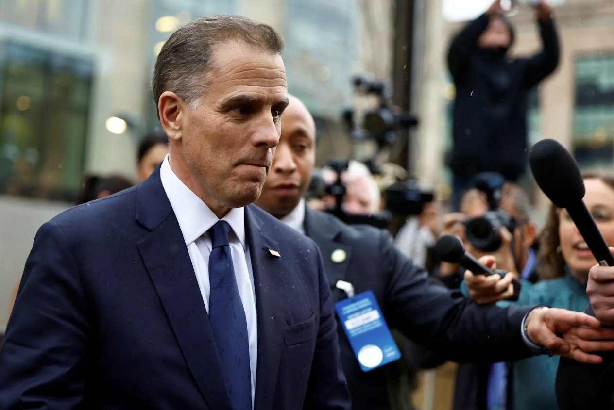 美國(guó)總統(tǒng)喬&middot;拜登之子亨特&middot;拜登于2024年2月28日在美國(guó)華盛頓奧尼爾眾議院辦公大樓與共和黨領(lǐng)導(dǎo)的眾議院監(jiān)督委員會(huì)成員對(duì)總統(tǒng)進(jìn)行彈劾調(diào)查后發(fā)表閉門證詞后離任。