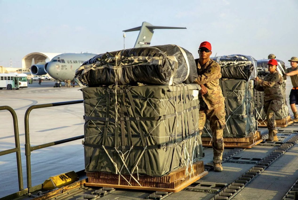 這張照片于2024年3月5日發(fā)布，美國空軍成員正在準(zhǔn)備向加沙居民空投人道主義援助物資。