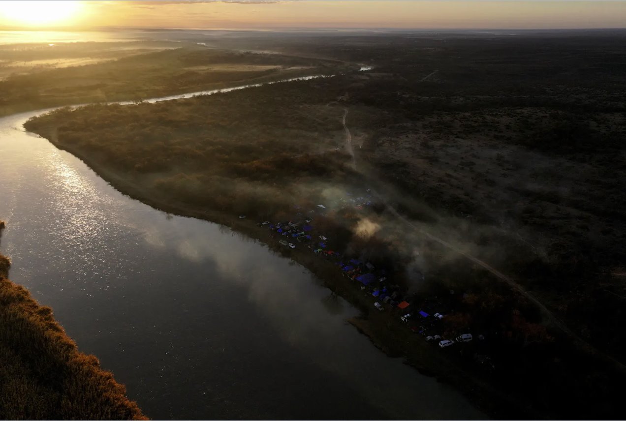 2024年2月3日，美國德克薩斯州伊格爾帕斯，格蘭德河將美國和墨西哥邊境分開。