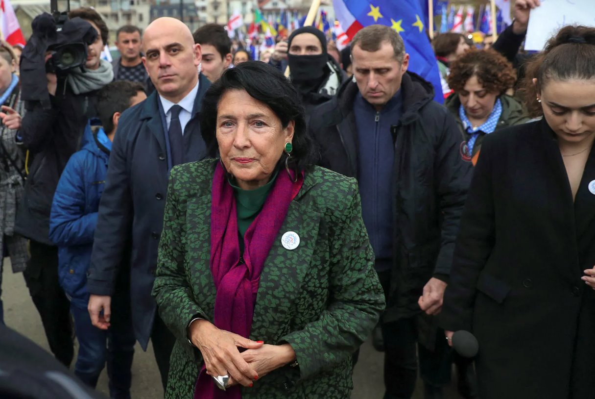 2023年12月9日，格魯吉亞第比利斯，包括格魯吉亞總統(tǒng)薩洛梅&middot;祖拉比奇維利在內(nèi)的參與者在支持該國(guó)加入歐盟的游行中行走。