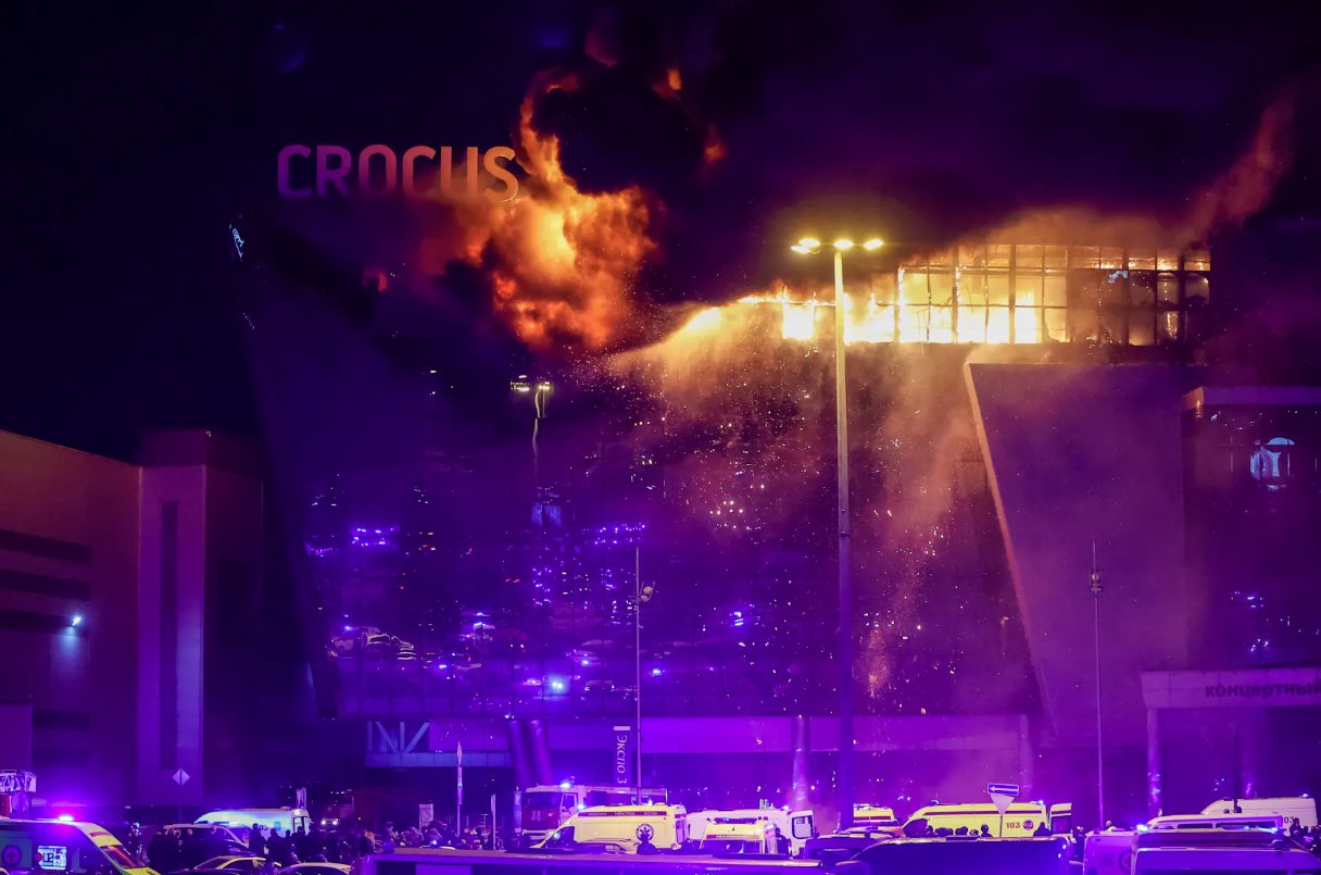 2024年3月22日，俄羅斯莫斯科郊外，發(fā)生槍擊事件后，俄羅斯緊急服務(wù)部門的救護(hù)車和車輛停在燃燒的克洛克斯市政廳音樂(lè)會(huì)場(chǎng)地外。