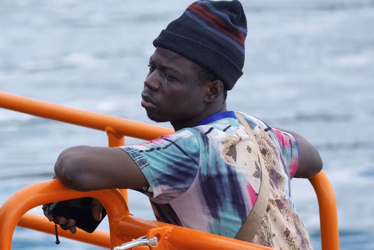 2024年3月28日，在西班牙大加那利島的阿爾吉內金港，一名移民正在等待從西班牙海岸警衛(wèi)隊的船只上下來。