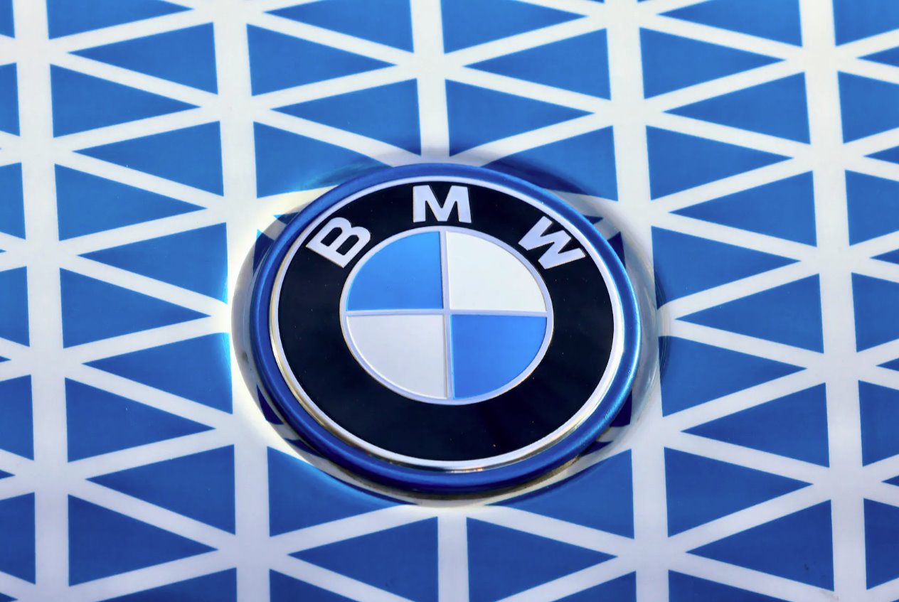 2023年2月28日，德國汽車制造商寶馬的標志出現(xiàn)在比利時布魯塞爾。