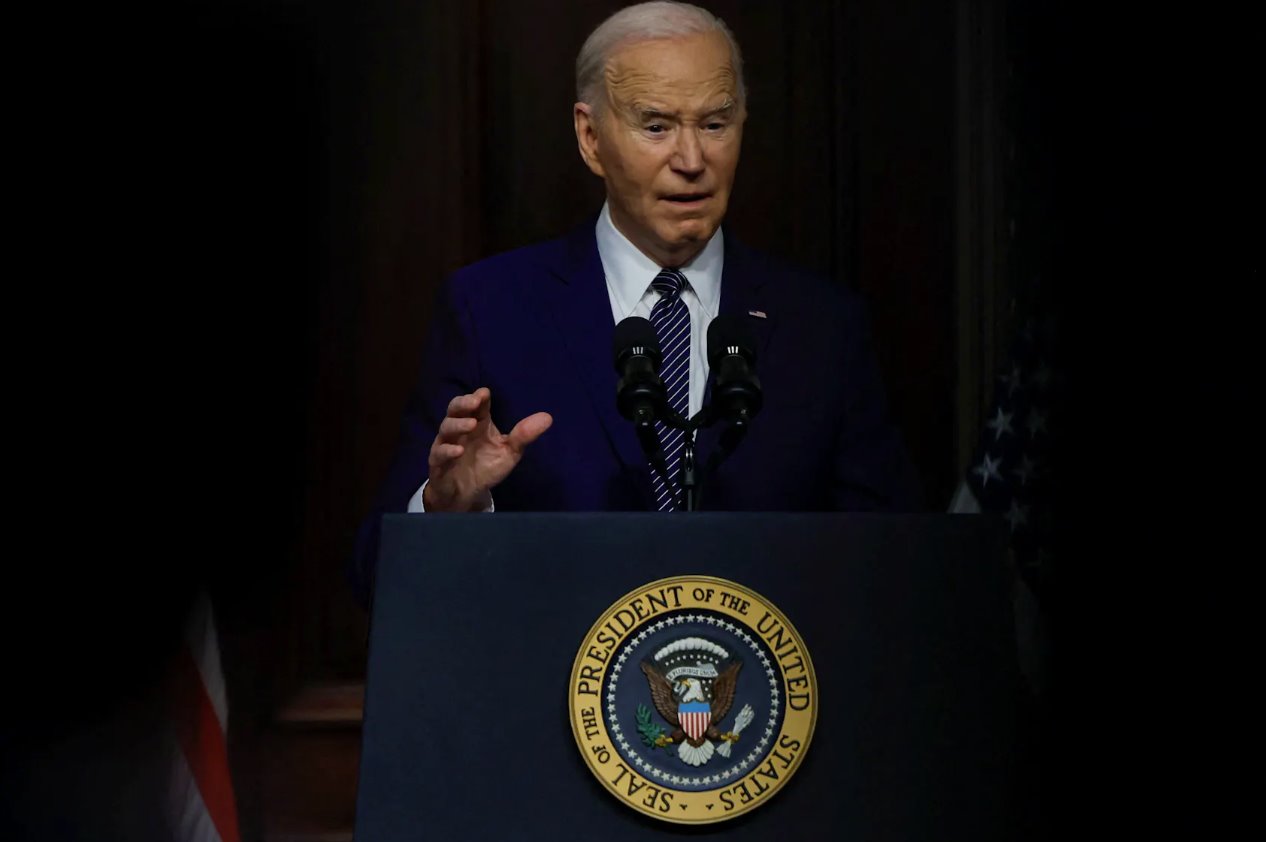 2024年4月3日，美國總統(tǒng)喬&middot;拜登在美國華盛頓白宮艾森豪威爾行政辦公大樓的印度條約室就降低醫(yī)療保健成本發(fā)表講話。